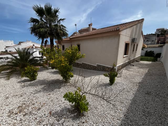 Detached Single-Storey Villa with Garden Views, Teka Kitchen and Low-Maintenance Garden